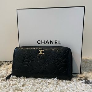 Vintage Chanel zippy wallet in floral print
